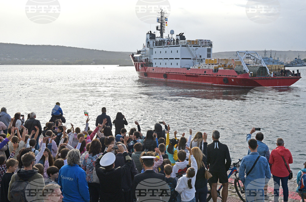 RSV 421 Sets Sail on Annual Antarctic Expedition, with Cadets among Those on Board