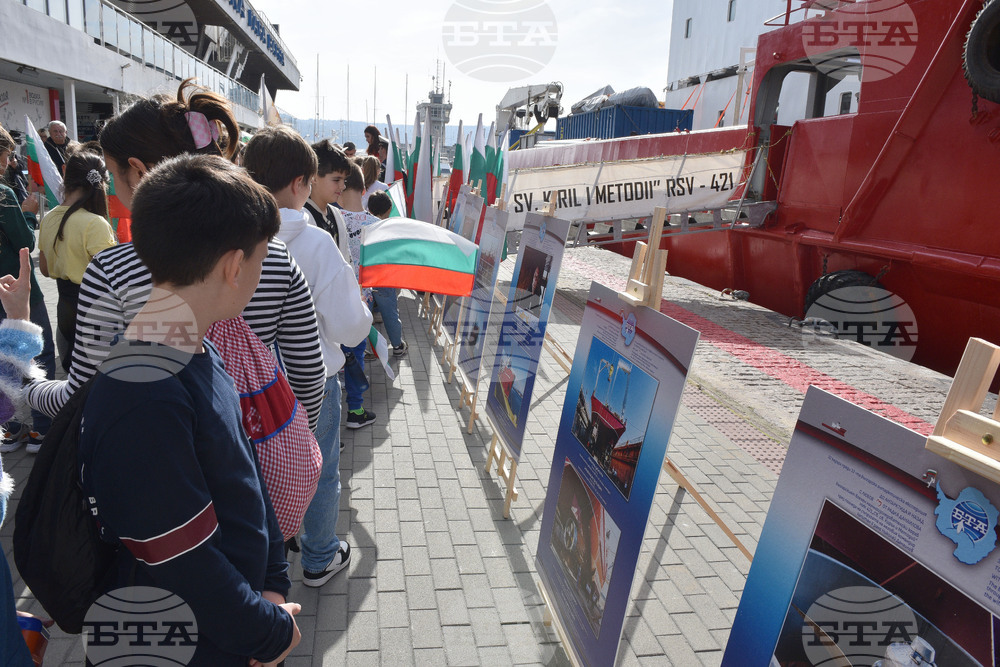 RSV 421 Sets Sail on Annual Antarctic Expedition, with Cadets among Those on Board