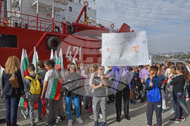 RSV 421 Sets Sail on Annual Antarctic Expedition, with Cadets among Those on Board