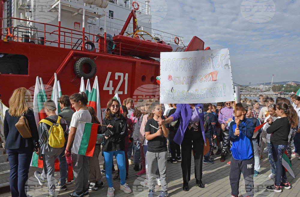 RSV 421 Sets Sail on Annual Antarctic Expedition, with Cadets among Those on Board
