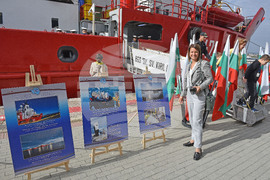 RSV 421 Sets Sail on Annual Antarctic Expedition, with Cadets among Those on Board