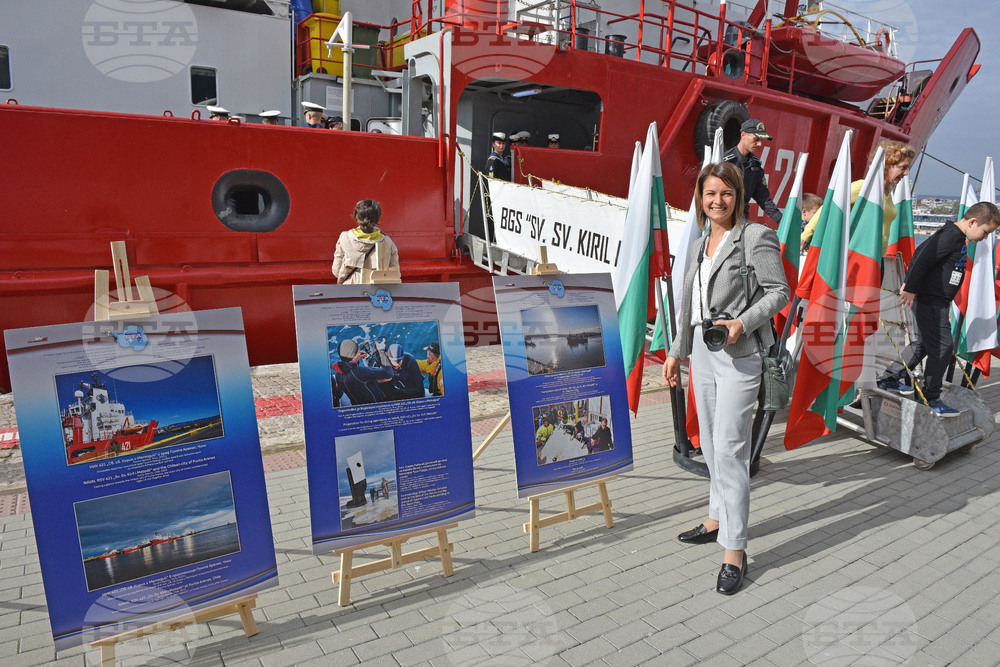RSV 421 Sets Sail on Annual Antarctic Expedition, with Cadets among Those on Board