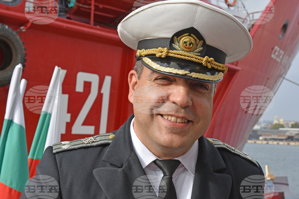 RSV 421 Sets Sail on Annual Antarctic Expedition, with Cadets among Those on Board