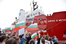 RSV 421 Sets Sail on Annual Antarctic Expedition, with Cadets among Those on Board