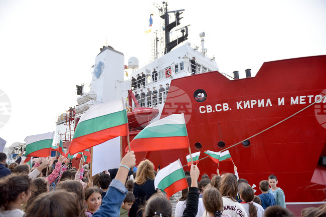 RSV 421 Sets Sail on Annual Antarctic Expedition, with Cadets among Those on Board