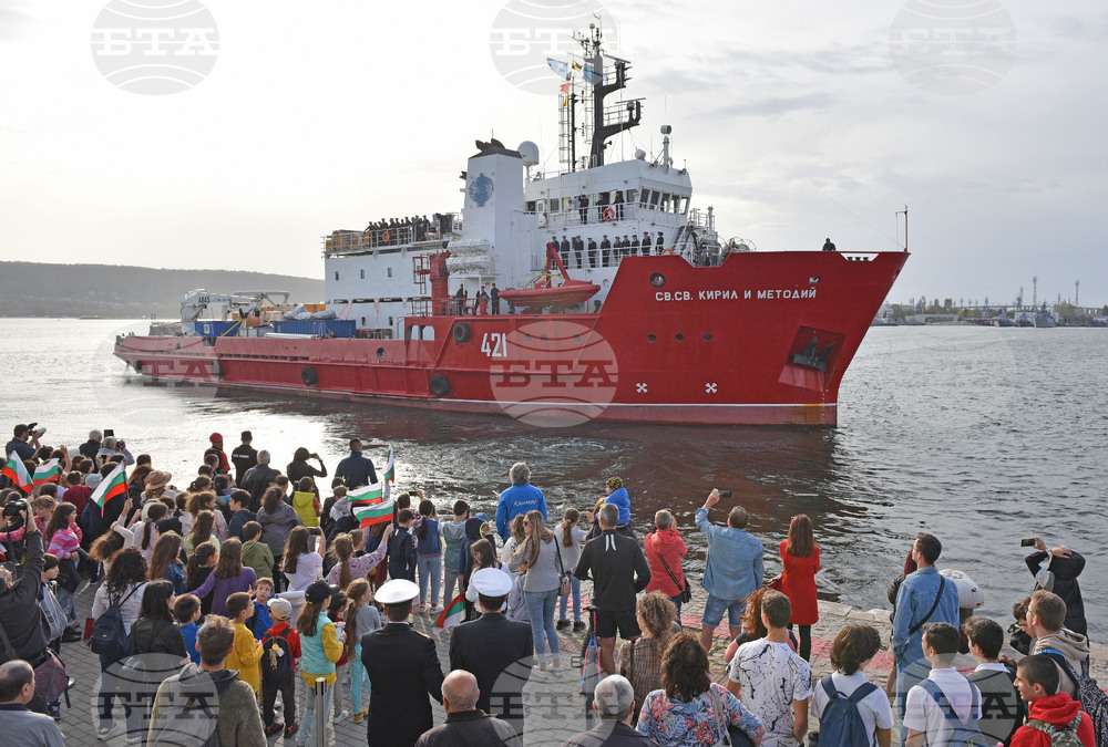 RSV 421 Sets Sail on Annual Antarctic Expedition, with Cadets among Those on Board