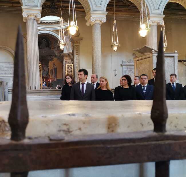 Премиерът Петков присъства на божествена света литургия в базиликата „Сан Клементе“ в Рим и на поклонение пред мощите на Св. Кирил 