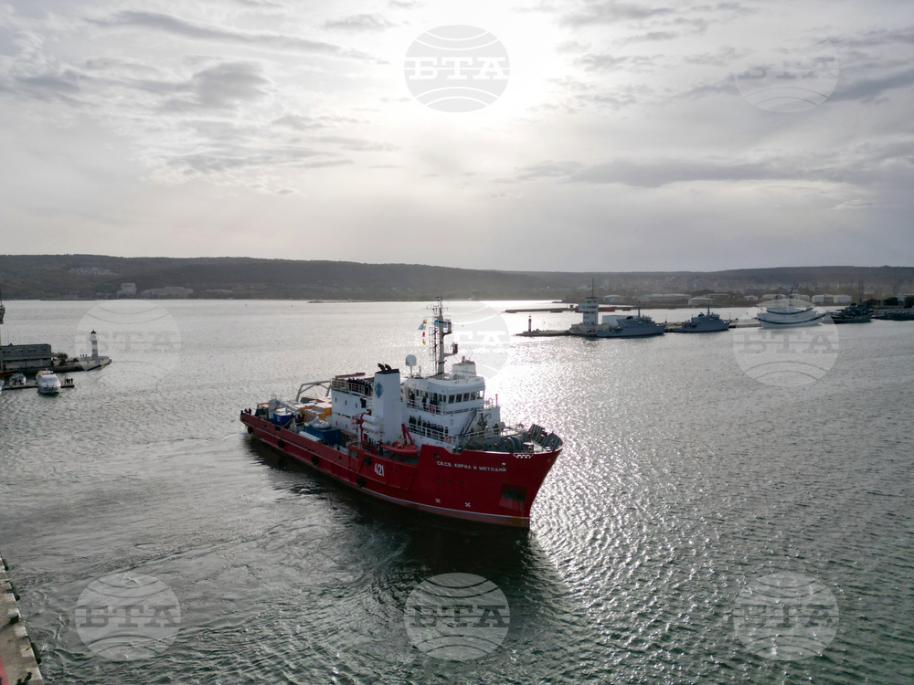 RSV 421 Sets Sail on Annual Antarctic Expedition, with Cadets among Those on Board