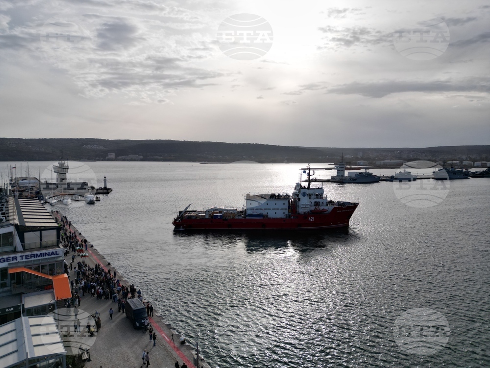 RSV 421 Sets Sail on Annual Antarctic Expedition, with Cadets among Those on Board