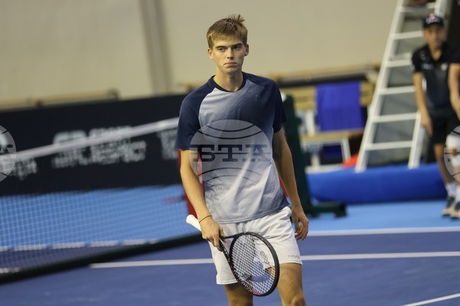 Нестеров започна с победа на сингъл на турнир по тенис в Букурещ, заедно с Иванов отпаднаха на двойки