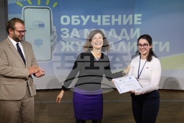 EP Media Services Unit Head De Marte Awards Certificates to Participants in Second Young Journalists' Training Programme