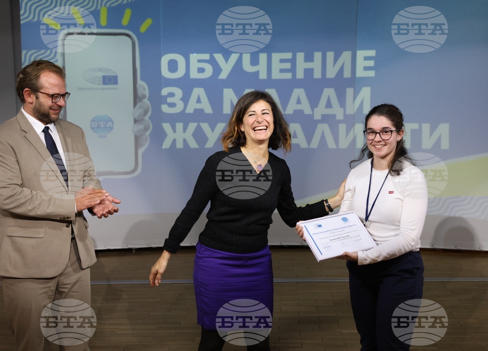 EP Media Services Unit Head De Marte Awards Certificates to Participants in Second Young Journalists' Training Programme