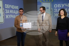 EP Media Services Unit Head De Marte Awards Certificates to Participants in Second Young Journalists' Training Programme