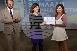 EP Media Services Unit Head De Marte Awards Certificates to Participants in Second Young Journalists' Training Programme