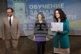 EP Media Services Unit Head De Marte Awards Certificates to Participants in Second Young Journalists' Training Programme