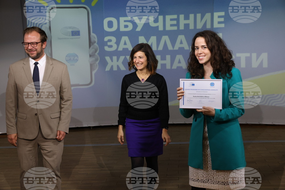 EP Media Services Unit Head De Marte Awards Certificates to Participants in Second Young Journalists' Training Programme