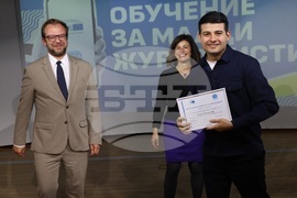 EP Media Services Unit Head De Marte Awards Certificates to Participants in Second Young Journalists' Training Programme