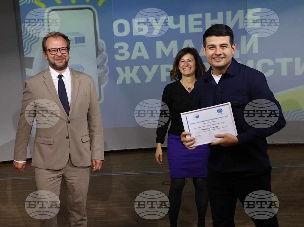 EP Media Services Unit Head De Marte Awards Certificates to Participants in Second Young Journalists' Training Programme