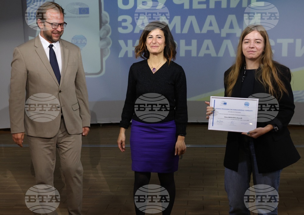 EP Media Services Unit Head De Marte Awards Certificates to Participants in Second Young Journalists' Training Programme