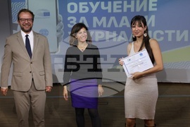 EP Media Services Unit Head De Marte Awards Certificates to Participants in Second Young Journalists' Training Programme