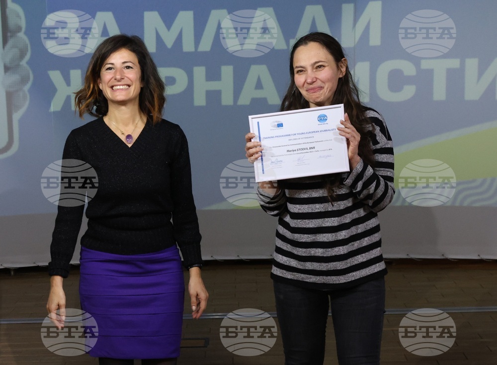 EP Media Services Unit Head De Marte Awards Certificates to Participants in Second Young Journalists' Training Programme