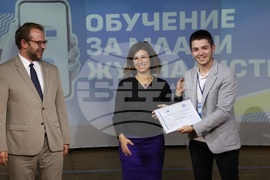 EP Media Services Unit Head De Marte Awards Certificates to Participants in Second Young Journalists' Training Programme