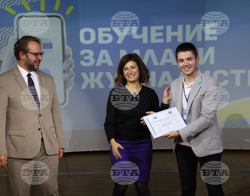 EP Media Services Unit Head De Marte Awards Certificates to Participants in Second Young Journalists' Training Programme
