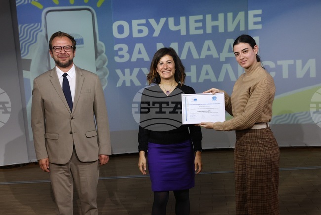 EP Media Services Unit Head De Marte Awards Certificates to Participants in Second Young Journalists' Training Programme
