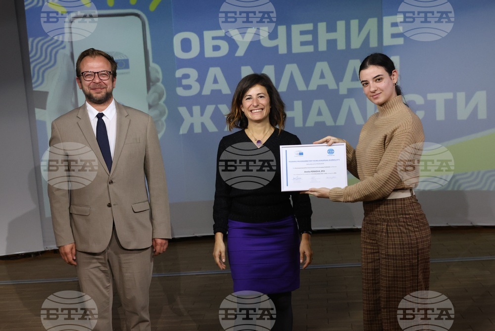 EP Media Services Unit Head De Marte Awards Certificates to Participants in Second Young Journalists' Training Programme