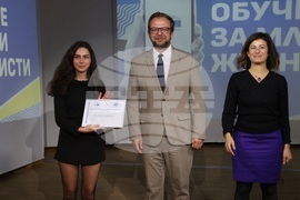 EP Media Services Unit Head De Marte Awards Certificates to Participants in Second Young Journalists' Training Programme