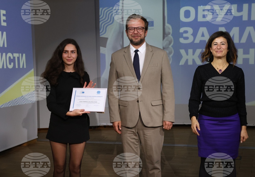 EP Media Services Unit Head De Marte Awards Certificates to Participants in Second Young Journalists' Training Programme