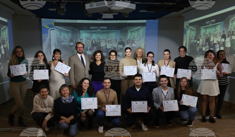 EP Media Services Unit Head De Marte Awards Certificates to Participants in Second Young Journalists' Training Programme