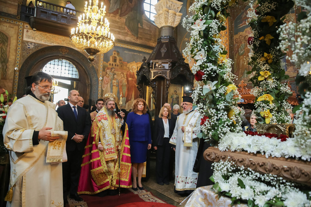 Президентът и вицепрезидентът участваха в посрещането в София и поклонението пред светите мощи на равноапостолните братя Методий и Кирил