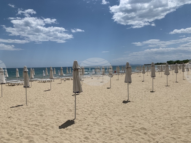 Областната управа във Варна обяви обществена поръчка за осигуряване на спасители на девет неохраняеми плажа в региона