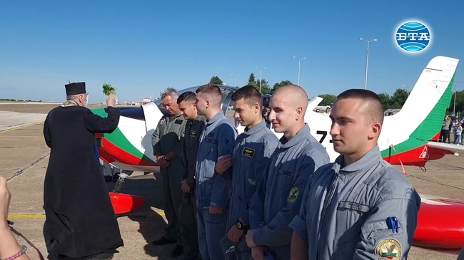 Курсанти от Висшето военновъздушно училище в Долна Митрополия започнаха полети с нови самолети