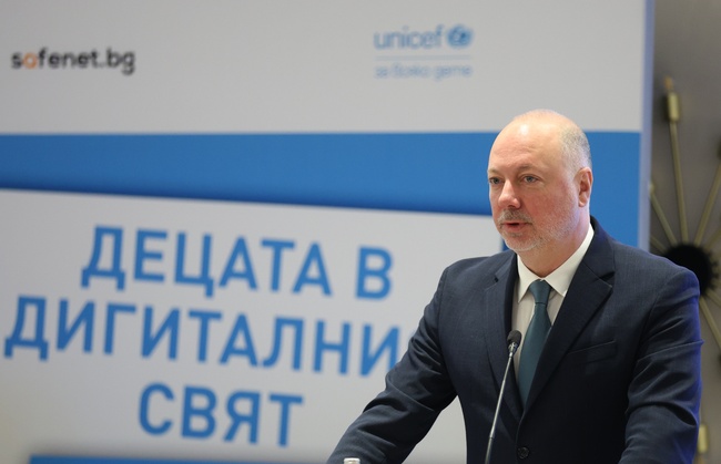 Практиката е тази, която ще ни подскаже какви са правилните решения, каза Росен Желязков относно безопасния интернет