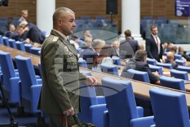 Парламент - заседание - генерал-майор Деян Дешков