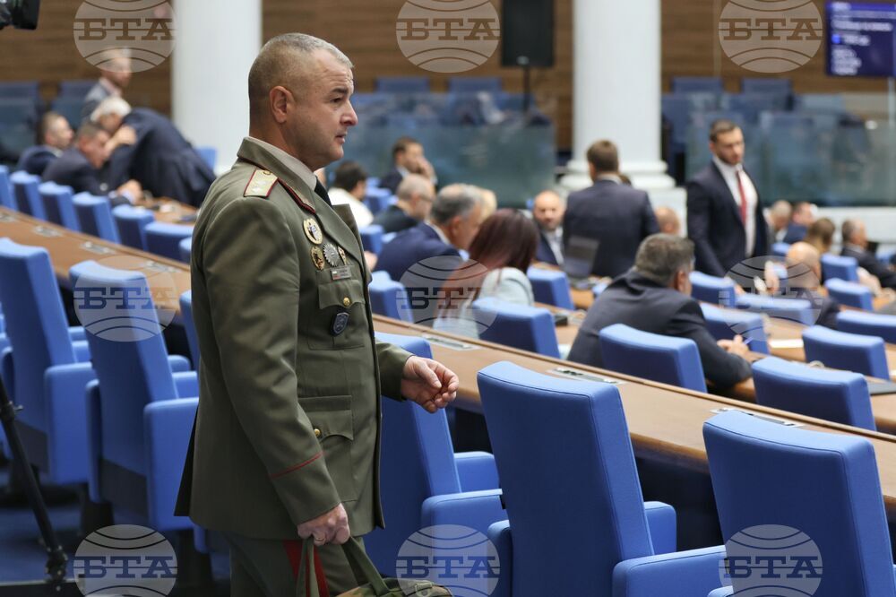 Парламент - заседание - генерал-майор Деян Дешков