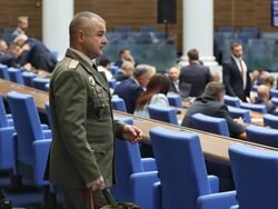 Парламент - заседание - генерал-майор Деян Дешков