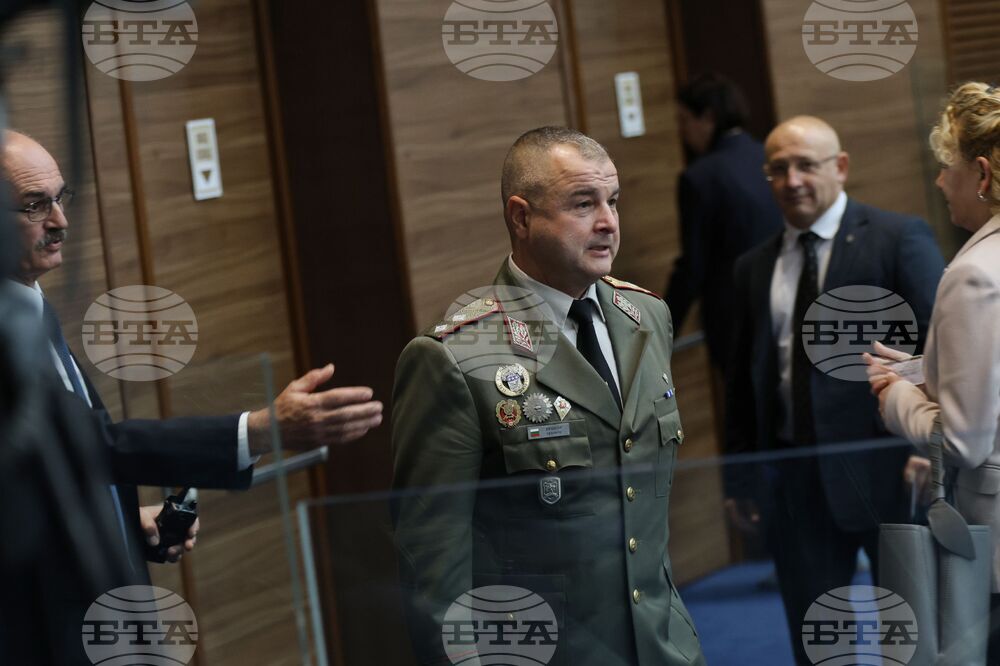 Парламент - заседание - генерал-майор Деян Дешков