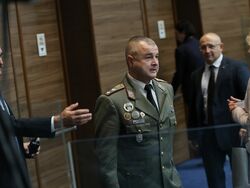 Парламент - заседание - генерал-майор Деян Дешков