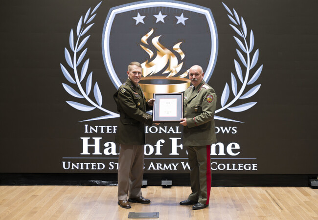 МО: Генерал-лейтенант Михаил Попов бе отличен в Залата на славата за чуждестранни висши офицери на Сухопътния колеж на САЩ