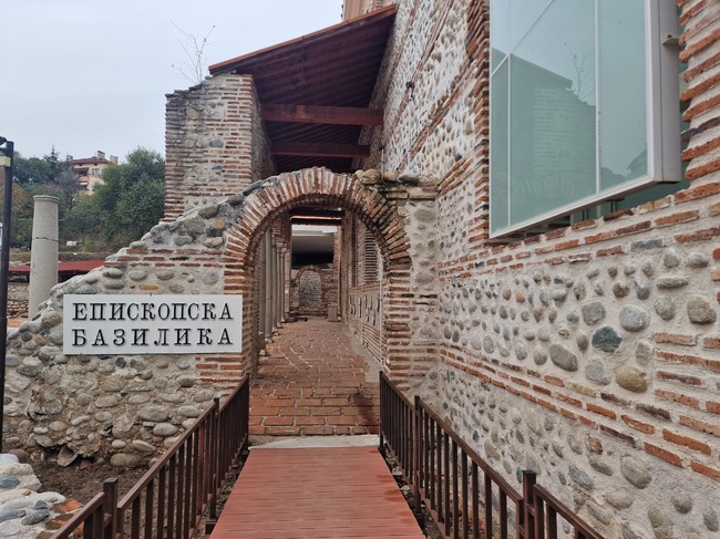 Интересът на туристите към Епископската базилика в Сандански се увеличава, каза за БТА археологът Владимир Петков