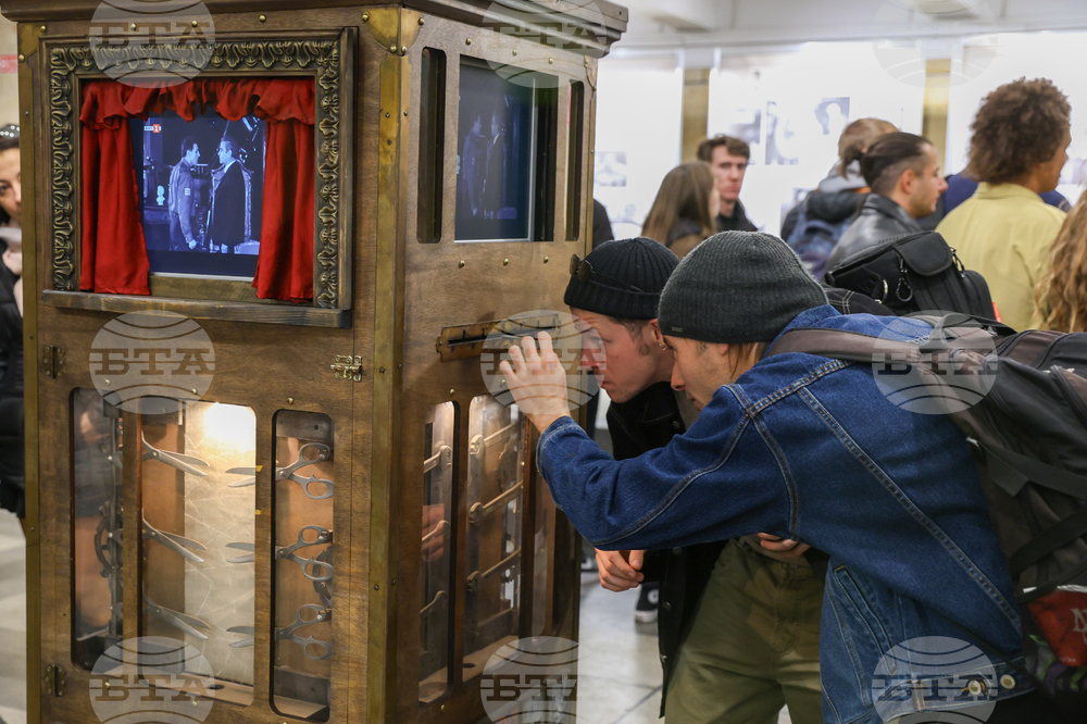 НАТФИЗ "Кръстьо Сарафов" - фотографии на Апостол Карамитев