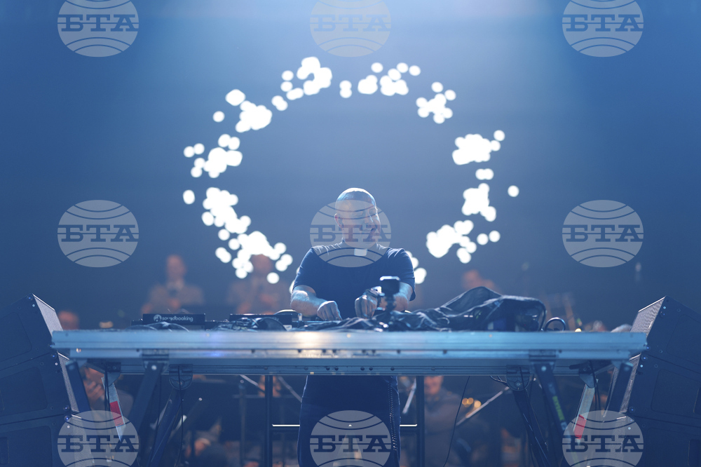 Диджей-свещеник от Португалия представи музиката си в нощен клуб в Бейрут, въпреки критиките на местни християни