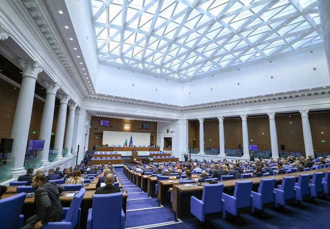 Депутатите дебатират днес по втория вот на недоверие към кабинета "Денков"