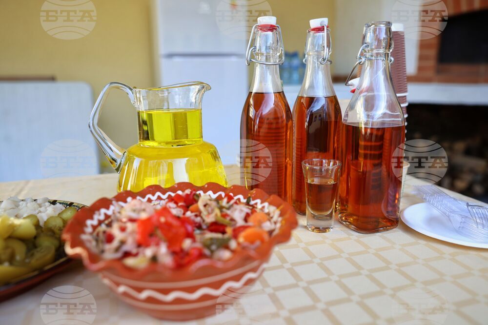 Бургас - „С перо и лист хартия край казана за ракия" - демонстрация