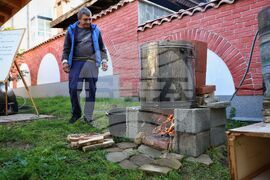 Бургас - „С перо и лист хартия край казана за ракия" - демонстрация