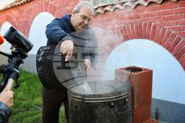 Бургас - „С перо и лист хартия край казана за ракия" - демонстрация