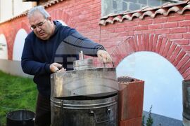 Бургас - „С перо и лист хартия край казана за ракия" - демонстрация